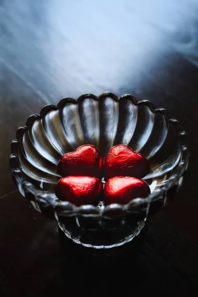 Amor Corazón Forma Chocolate Envuelto Papel Aluminio Rojo Tazón Cristal — Foto de Stock