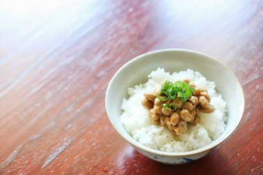 Taze pişmiş pirinç geleneksel Japon fermente soya fasulyesi