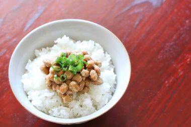 Taze pişmiş pirinç geleneksel Japon fermente soya fasulyesi