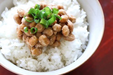Taze pişmiş pirinç geleneksel Japon fermente soya fasulyesi