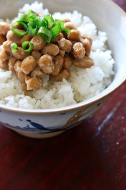 Taze pişmiş pirinç geleneksel Japon fermente soya fasulyesi