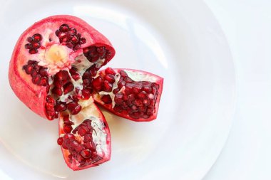 Taze sulu nar beyaz plaka üzerinde