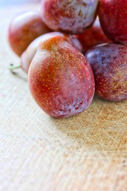 Taze şeker Erik ahşap kesme tahtası üzerinde