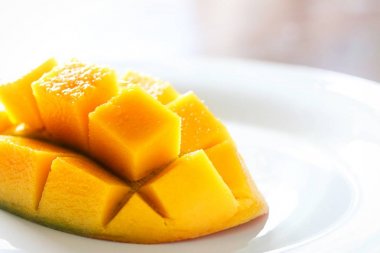Beyaz plaka üzerinde taze sulu Mango
