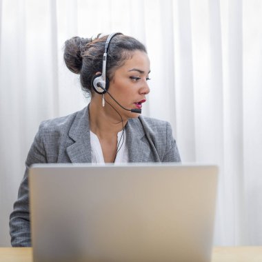 Operatör eylem Office kulaklığı ile portresi