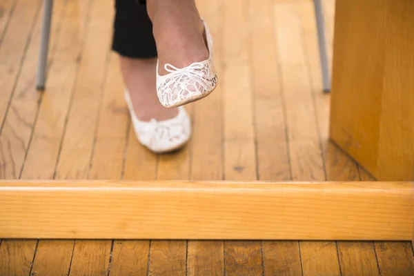 Közelkép a fehér cipő üzletasszony keményfa padló háttér — Stock Fotó