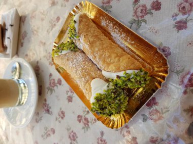 Kremalı pasta ve tabakta şam fıstığı.