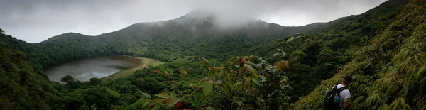 Cloud forest in Nicaragua hiking among the vegetation around a mountain lake — Stock Photo, Image