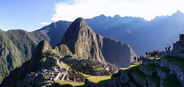 Light shines on famous ruins in peru with many tourists exploring. — Stock Photo, Image