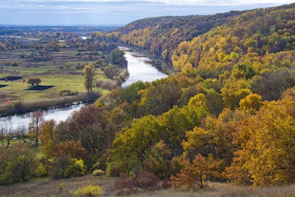 Rivier en bos in de herfst. October.Ukraine. — Stockfoto