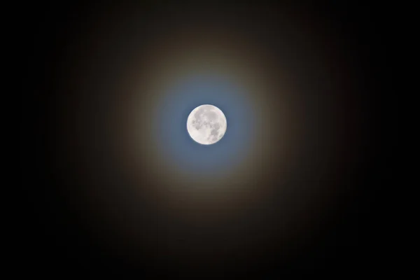 A colored corona around the full moon — Stock Photo, Image