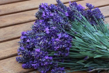 Ahşap kalaslarda ve arka planda lavanta buketi