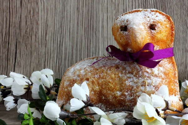 Gâteau Agneau Pâques Avec Ruban Violet Avec Fleur Cerisier Avec — Photo
