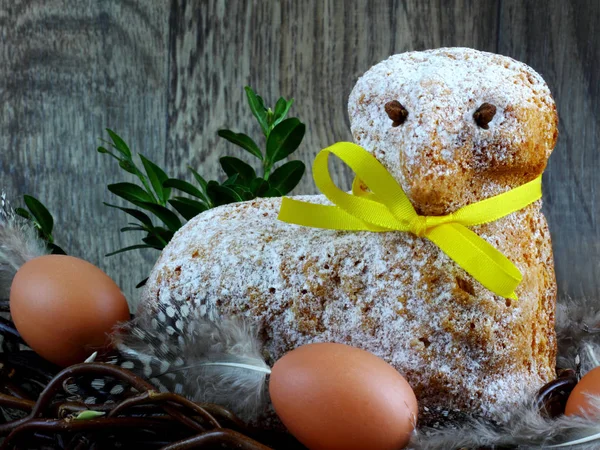 Πασχαλινή Διακόσμηση Κάρτα Πασχαλινό Αρνάκι Κέικ Κίτρινη Κορδέλα Πασχαλινά Αυγά — Φωτογραφία Αρχείου
