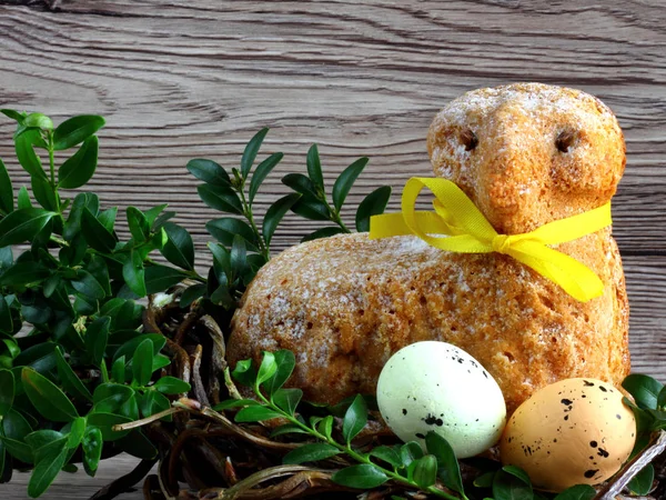 Πασχαλινή Διακόσμηση Κάρτα Πασχαλινό Αρνάκι Κέικ Κίτρινη Κορδέλα Πασχαλινά Αυγά — Φωτογραφία Αρχείου