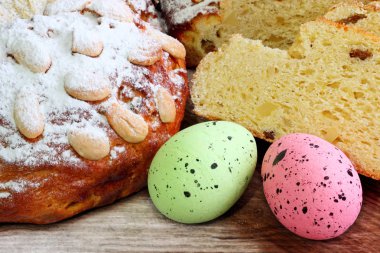 Güzel örülmüş ev yapımı paskalya ekmeği. Paskalya yumurtaları ahşap masanın üzerinde. Paskalya zamanı.