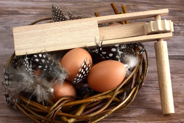 Πασχαλινά Αυγά Φτερά Στη Φωλιά Παραδοσιακό Πασχαλινό Όργανο Κουδουνίστρα Παλαμάκια — Φωτογραφία Αρχείου
