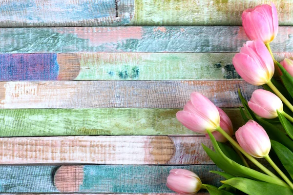 Bukiet Różowy Świeże Tulipany Kolorowe Drewniane Tło Miejscem Tekst Widok — Zdjęcie stockowe