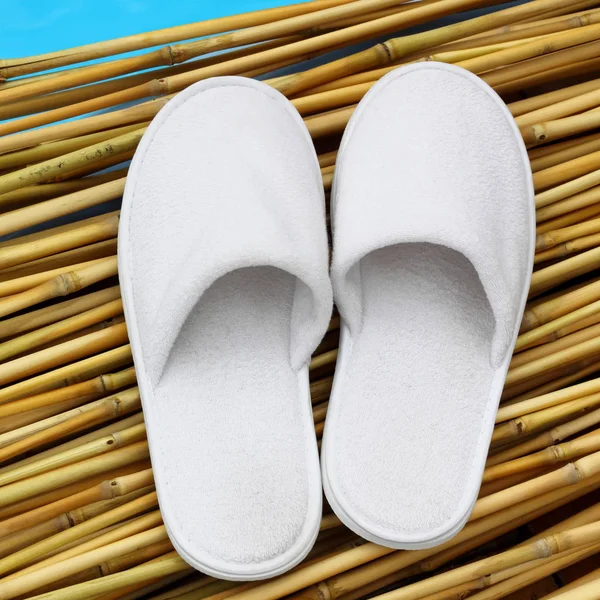 White Hotel Home Spa Wellness Slippers Bamboo Wood Swimming Pool — Stockfoto