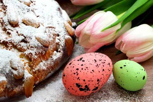 Pain Pâques Maison Tressé Doux Traditionnel Avec Œufs Pâques Tulipes — Photo