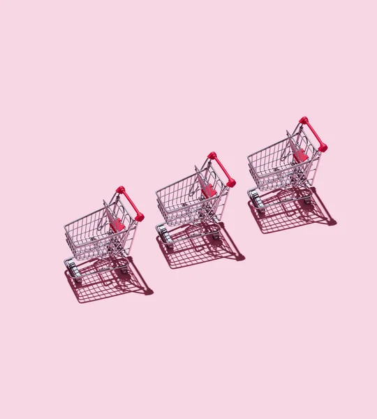 ピンクの背景の上ショッピングカート — ストック写真