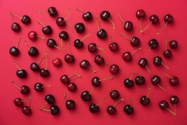 Kiraz kırmızı arka plan üzerinde organize