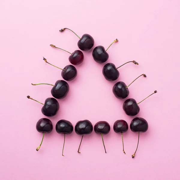 Cerejas organizadas em forma de triângulo — Fotografia de Stock