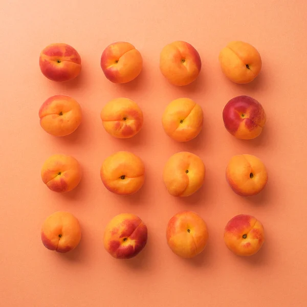Albaricoques sobre fondo naranja — Foto de Stock