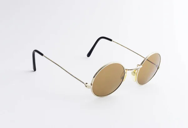 Na białym tle okulary przeciwsłoneczne — Zdjęcie stockowe
