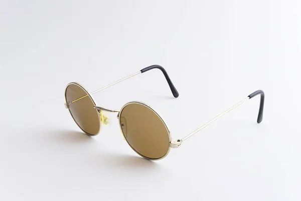 Na białym tle okulary przeciwsłoneczne — Zdjęcie stockowe