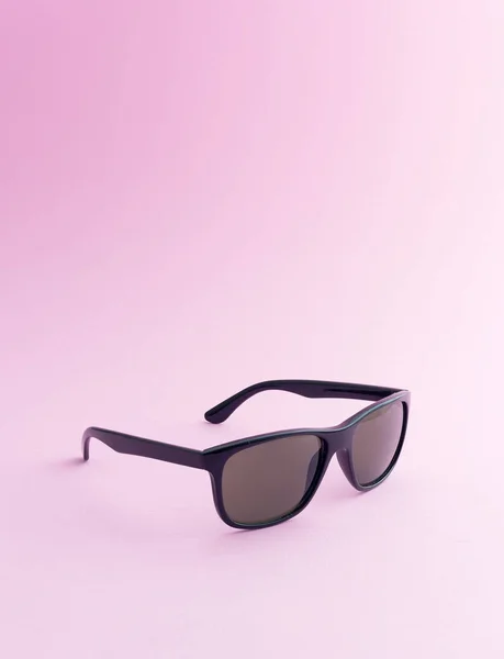 Czarne okulary przeciwsłoneczne na różowym tle — Zdjęcie stockowe