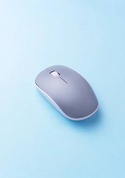 Mouse computador cinza sobre fundo azul — Fotografia de Stock