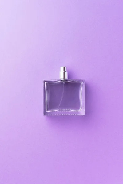 Frasco de perfume sobre fundo roxo — Fotografia de Stock
