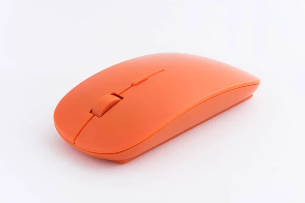Primo piano del mouse wireless arancione sul backgroun bianco — Foto Stock