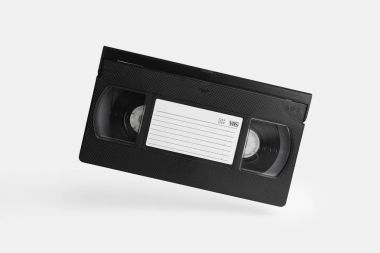 Beyaz arka plan üzerinde havada VHS kaset