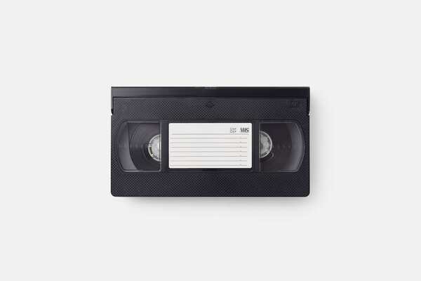 Кассета VHS на белом фоне, вид сверху
