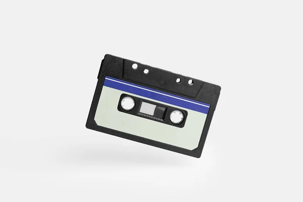 Audio cassette in de lucht boven witte achtergrond — Stockfoto