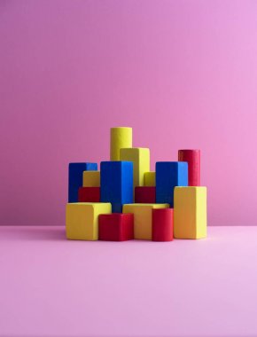 Pembe arka plan üzerinde renkli renkli blok küpleri organize