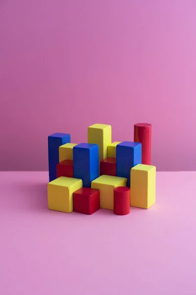 Pembe arka plan üzerinde renkli renkli blok küpleri organize