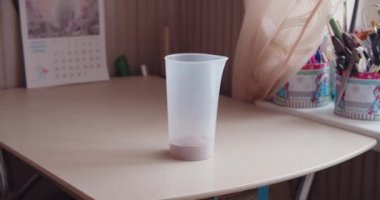 Evde protein içeceği yapan bir adam.