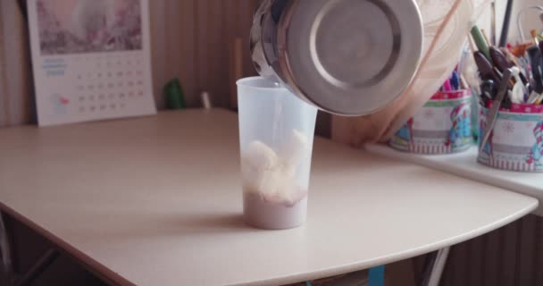 Mann macht einen Proteinshake zu Hause — Stockvideo
