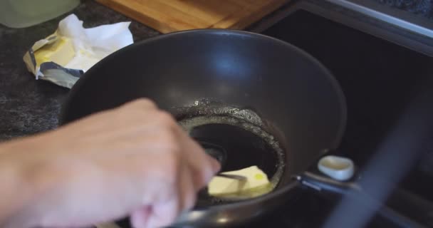 les pépites de poulet frites la viande sont cuites frites dans une casserole d'huile bouillante chaude 