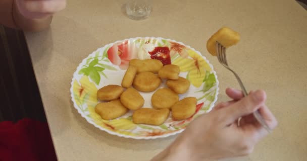 Мальчик ест фаст-фуд дома — стоковое видео