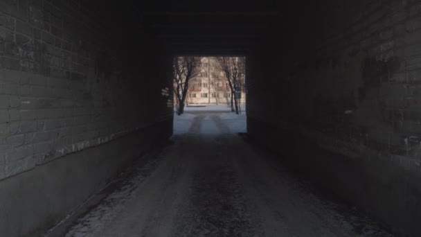 En mörk tunnel av tegelbyggnad — Stockvideo