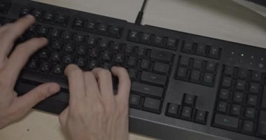 Adam klavyede yazıyor