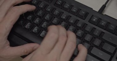 Adam klavyede yazıyor