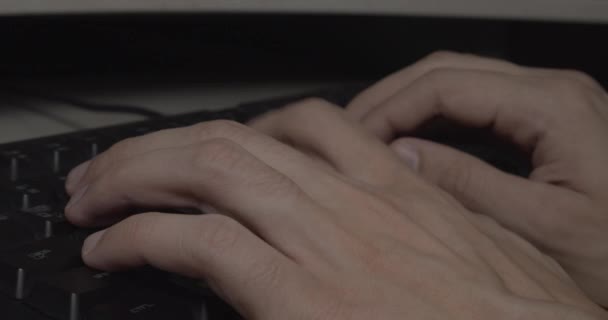 El hombre está escribiendo en el teclado — Vídeo de stock