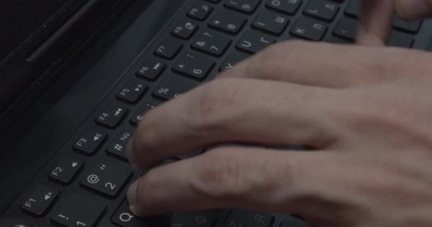 El hombre está escribiendo en el teclado — Vídeo de stock