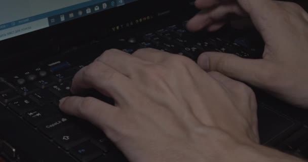 El hombre está escribiendo en el teclado — Vídeos de Stock