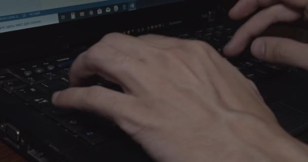 Ο άνθρωπος δακτυλογραφεί στο πληκτρολόγιο — Αρχείο Βίντεο